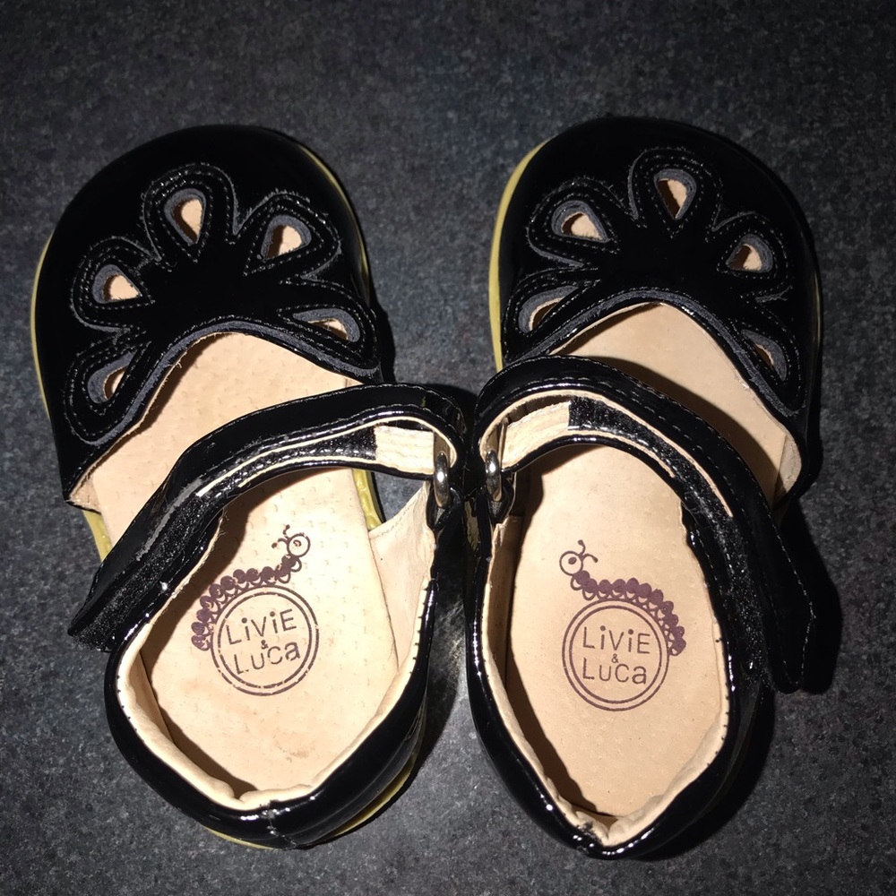 Toddler girl Livie and Luca black patent petal shoes size 6